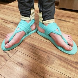 Sanuk Yoga Sling Sandals, bright mint color, SZ 9